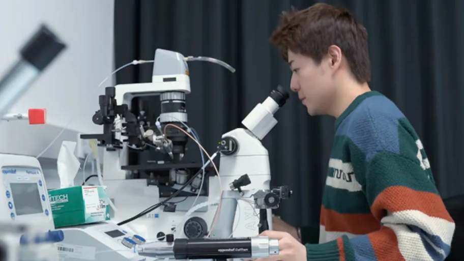 北京生命科学研究所苏俊：为了回答一个生物问题，他亲手造了一台显微镜